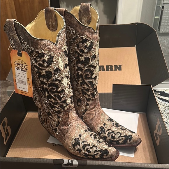Corral Shoes - 🆕 Corral Tan Cowboy Boots with Beautiful Accents! 9.5. NWT!🔥